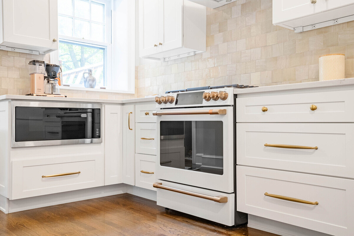 Modern kitchen remodel in DE by Bromwell Construction