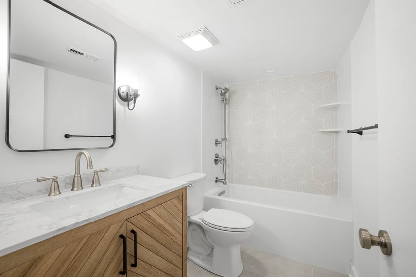 Wilmington, DE bathroom remodel with tub and shower combo by Bromwell Construction